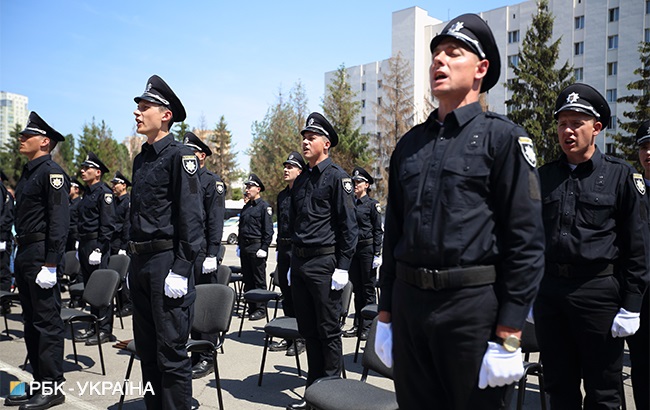 &quot;Сталева дисципліна&quot;: фоторепортаж із першого випуску Академії патрульної поліції в Києві